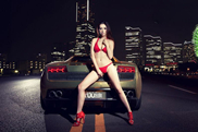 <strong>甜胸辣乳美女车模 性感比基尼秀长腿</strong>